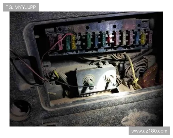 挖掘机工作灯电路短路过载保护